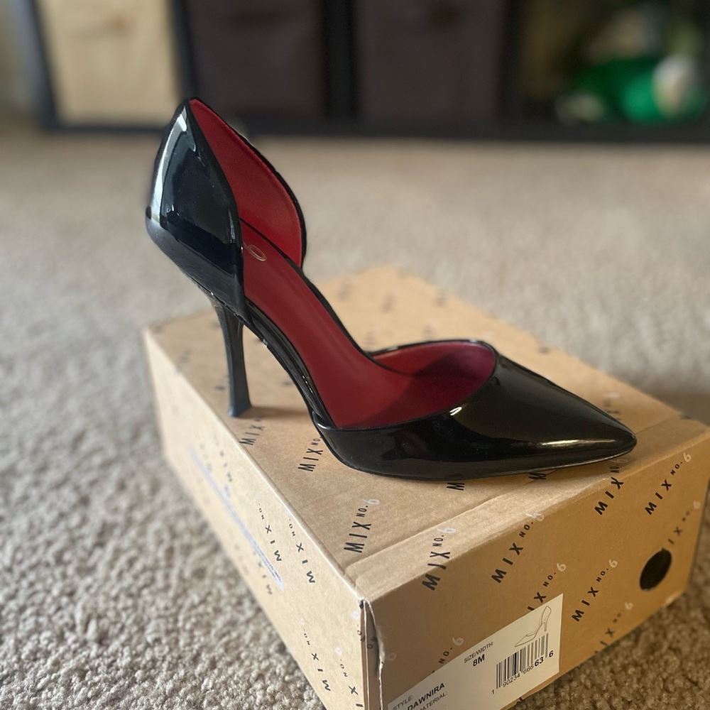 Black pumps